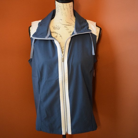 Weekends By Chico's  zip sleeveless jacket vest Size 1 NWT - Picture 1 of 3
